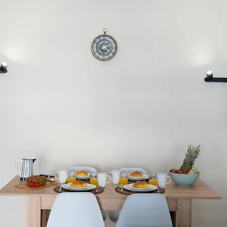 White Charm By The Sea Apartman