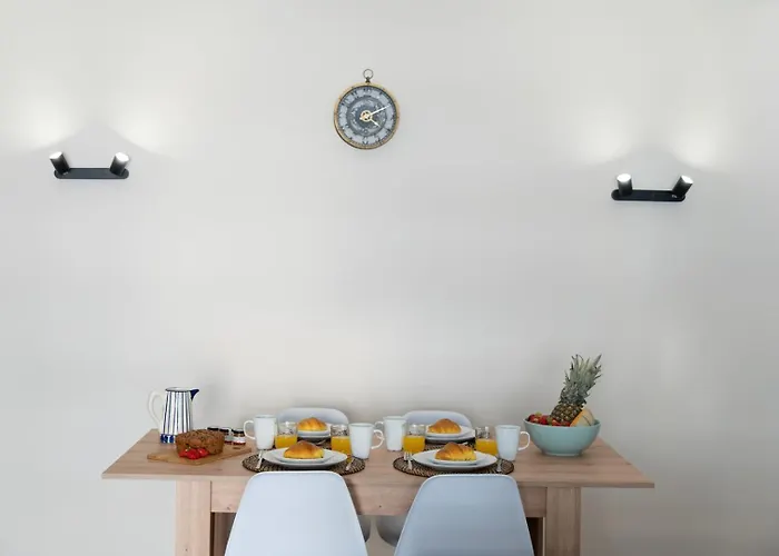 White Charm By The Sea Apartman